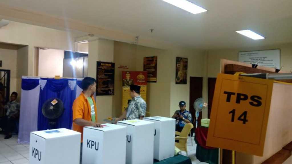 Dijaga Ketat Densus 88, Tahanan Terorisme Berikan Hak Suara di TPS PMJ