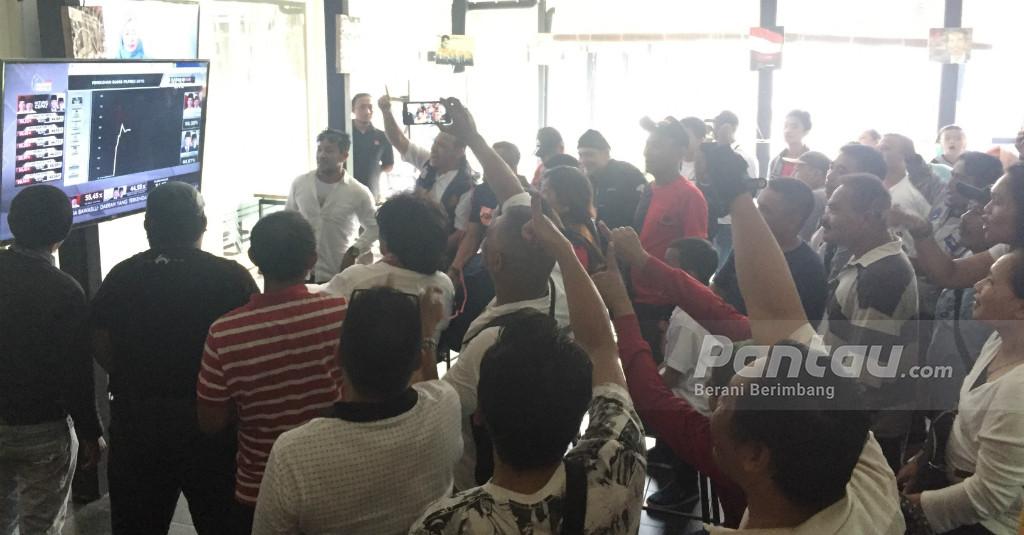 Teriakan 'Jokowi Lagi' Warnai Nobar Quick Count di Rumah Aspirasi