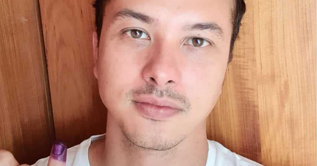 3 Artis Ini Foto Selfie Ala Nicholas Saputra, Siapa yang Paling Mirip?