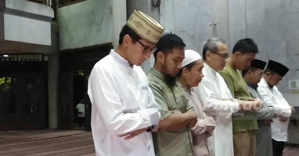 Momen Sandiaga Uno Salat Tahajud Sebelum Pencoblosan