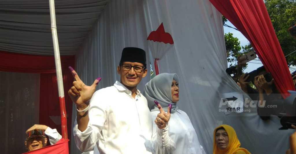 Salam Dua Jari Bertinta Ditunjukkan Sandiaga Usai Mencoblos