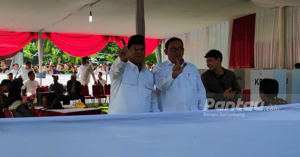 Momen Prabowo Nyoblos dan Pamer Pose Dua Jari Bertinta
