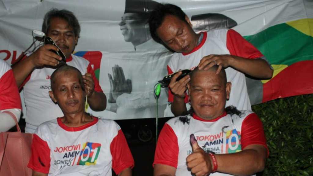 Relawan Jokowi di Bogor Penuhi Nazar Digunduli