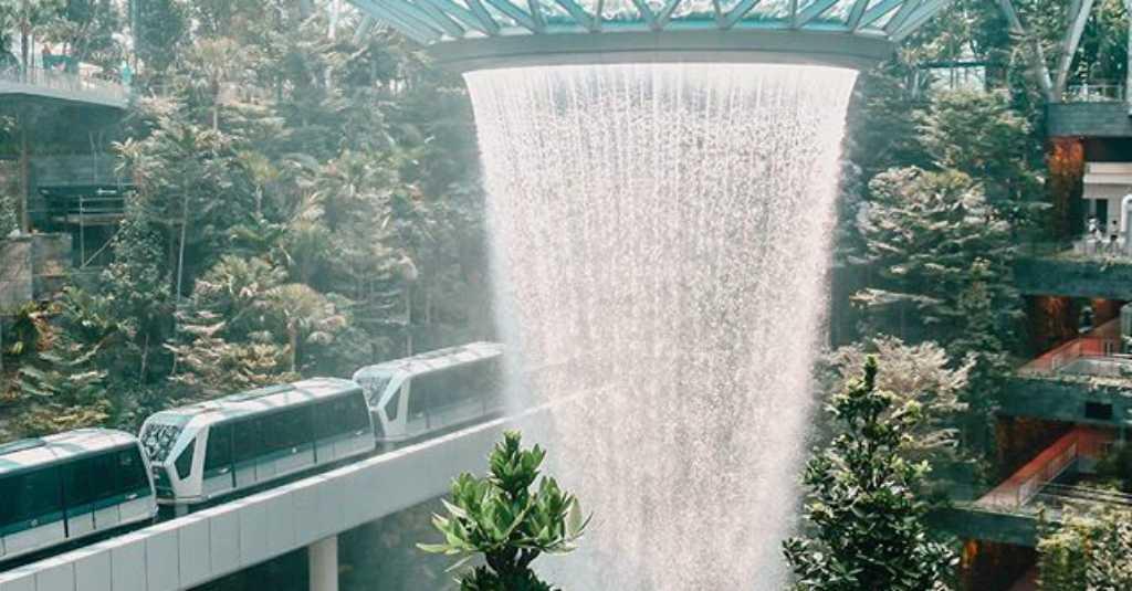 Singapura Punya Air Terjun Buatan di Bandara Tertinggi di Dunia
