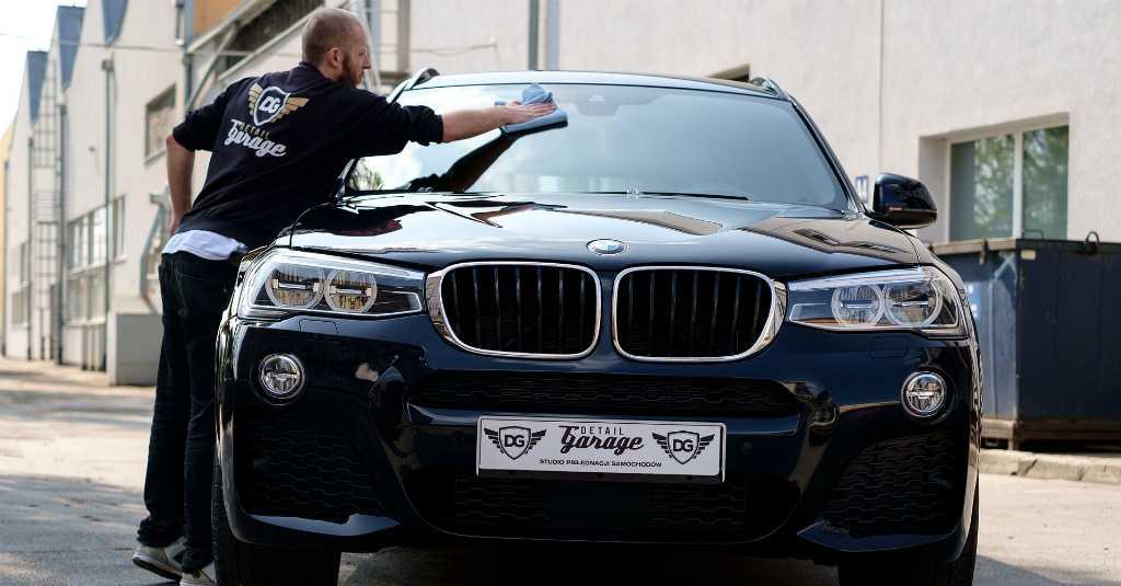 Mencuci Kaca Mobil Menggunakan Sabun atau Shampo Ternyata Salah