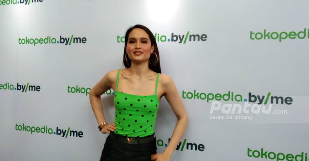 Hampir Semua Kebutuhan Cinta Laura Dibeli Lewat Belanja Online