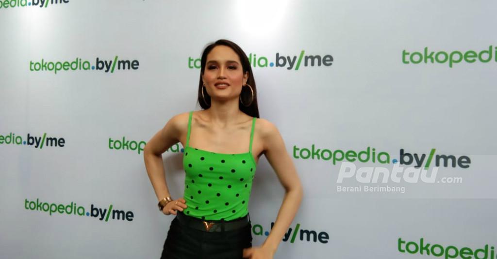 Hampir Semua Kebutuhan Cinta Laura Dibeli Lewat Belanja Online