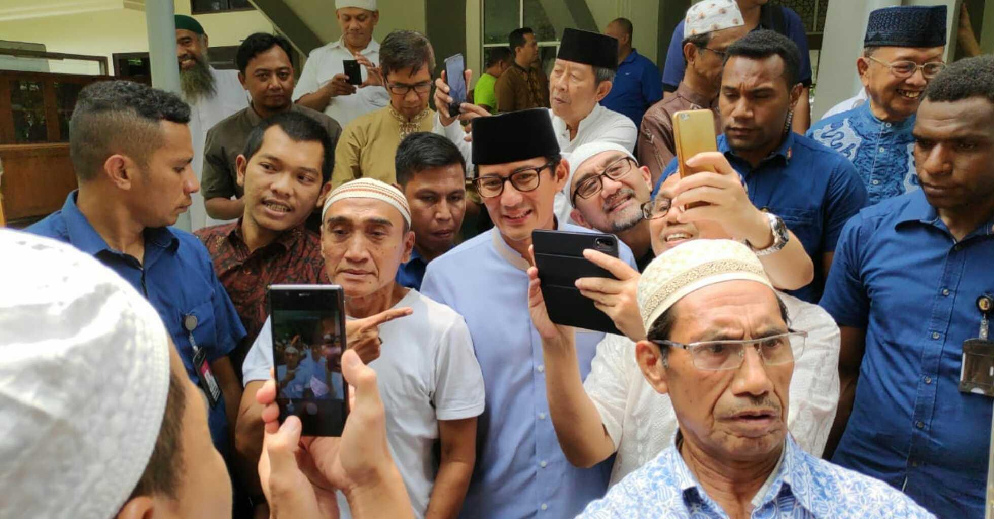 Salat Jumat di Jakarta Timur, Sandiaga Jadi Sasaran Foto Jemaah