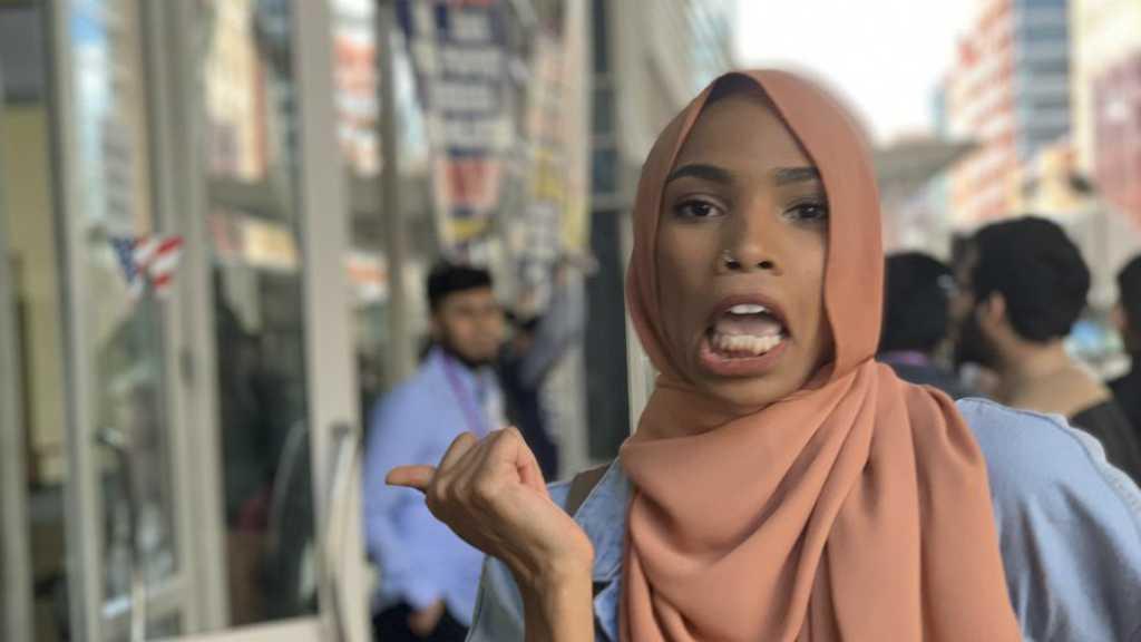 Di Tengah Demo Anti-Islam di AS, Senyuman Wanita Ini Mendadak Viral