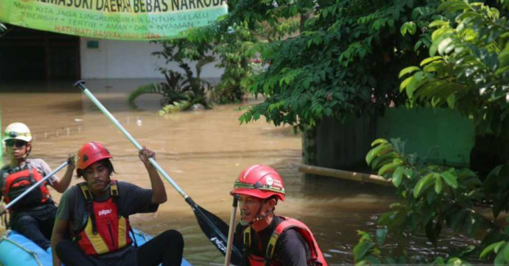 Banjir Capai 3 Meter, Sebagian Warga Cililitan Pilih Bertahan di Rumah