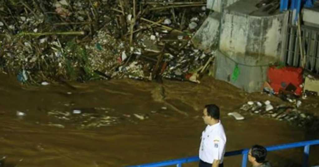 Duh! Anies Unggah Sampah Kasur di Pintu Air Manggarai