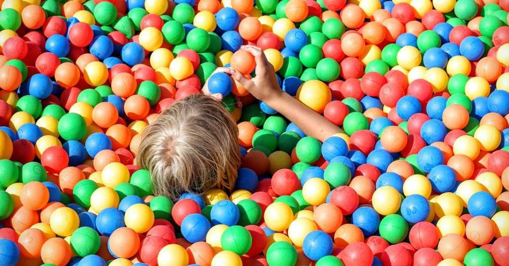 'Jebakan' Sarang Penyakit di Tempat bermain 'Mandi Bola' Anak