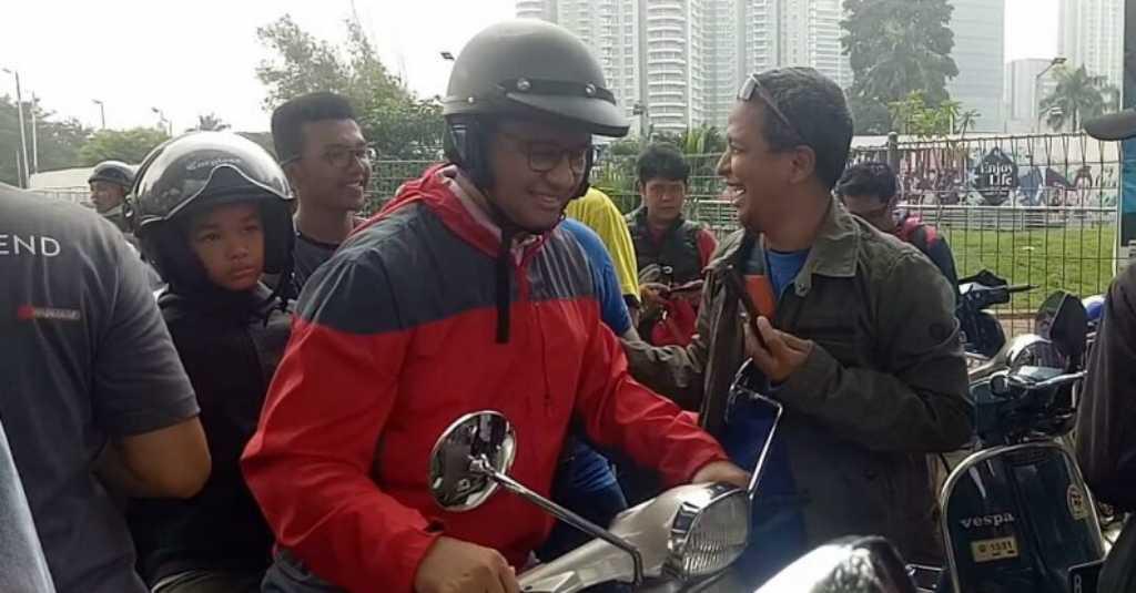 Anies Baswedan Muda Gemar Tunggangi Motor Vespa