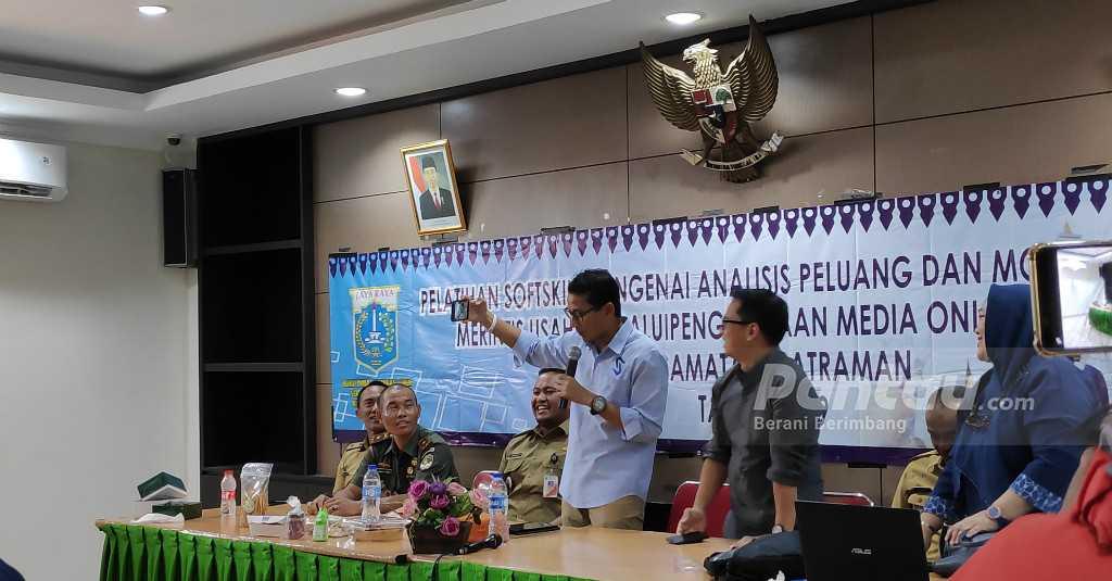 Aksi Sandiaga Ajari Emak-emak Selfie saat Beri Pelatihan OK OCE