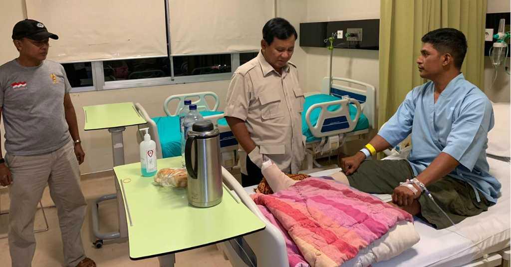 Momen Prabowo Jenguk Anak Buahnya Jadi Korban Longsor Hambalang