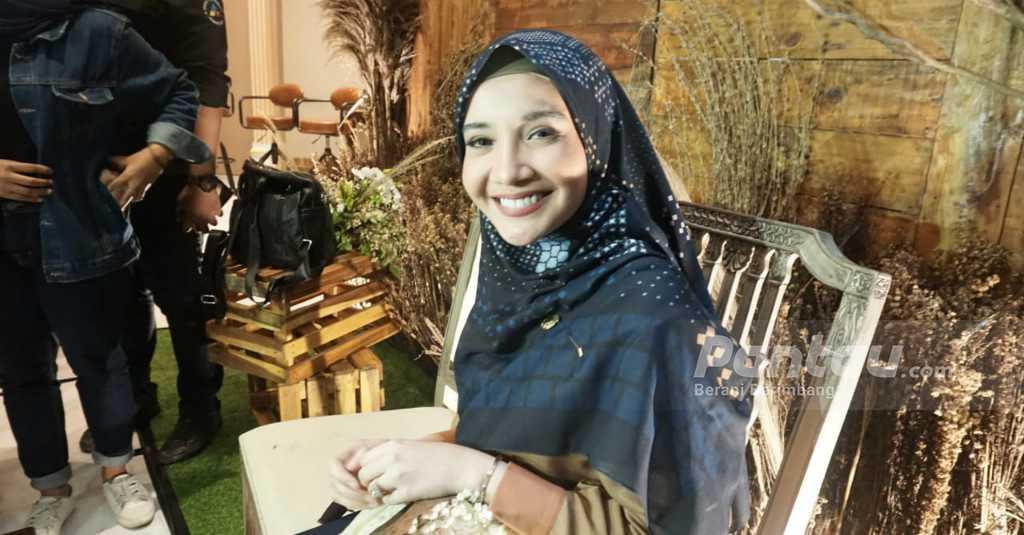 Zaskia Sungkar Nilai Tren Fashion Busana Muslimah Semakin Abstrak