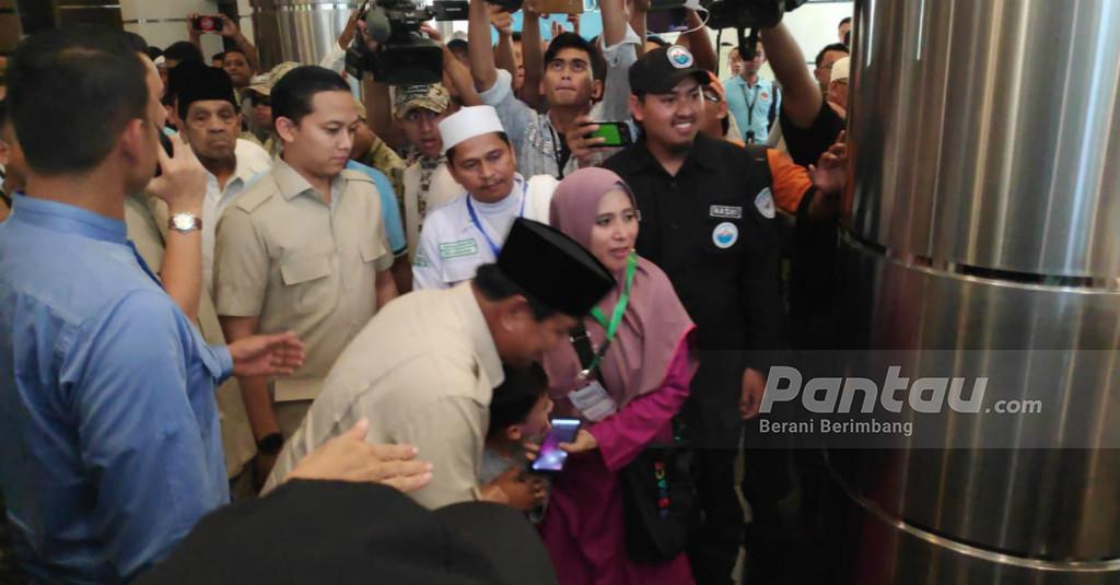 Momen Prabowo Cium Anak-anak Peserta Ijtimak Ulama III