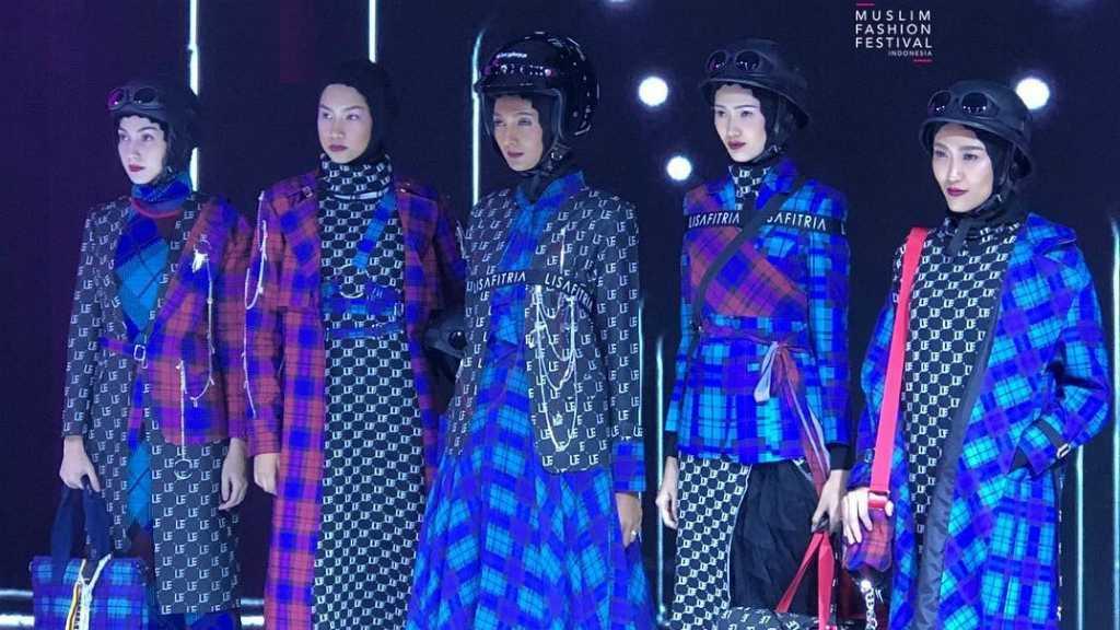 Wanita Muslimah Bisa Tetap Funky Lho saat Tunggangi Motor