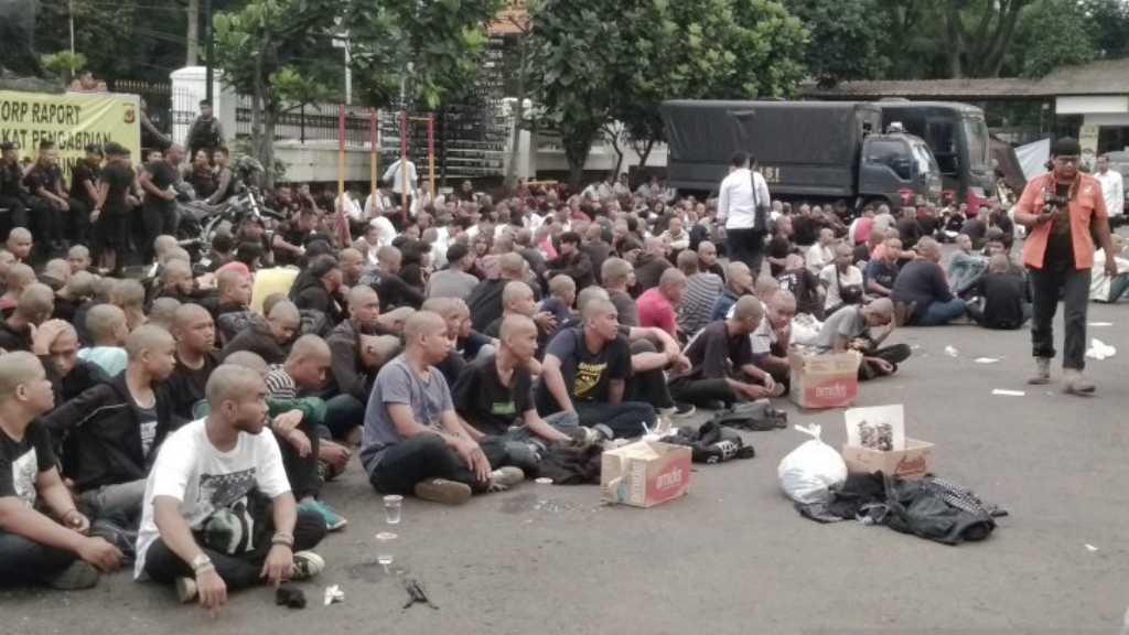 Polisi Gunduli Ratusan ABG yang Ditangkap Saat Aksi May Day