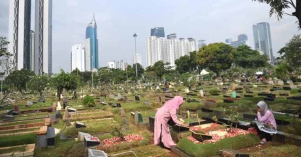 Banyak Peziarah Jelang Ramadhan, Emak-emak Penjual Bunga di TPU Panen