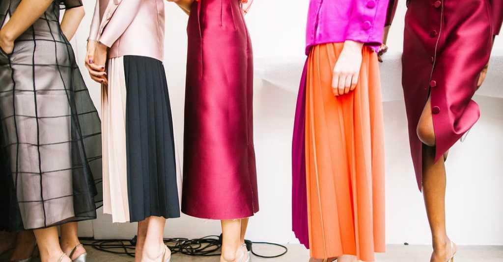 5 Kiat Berani Berbusana 'Tabrak Warna' Untuk Pemula