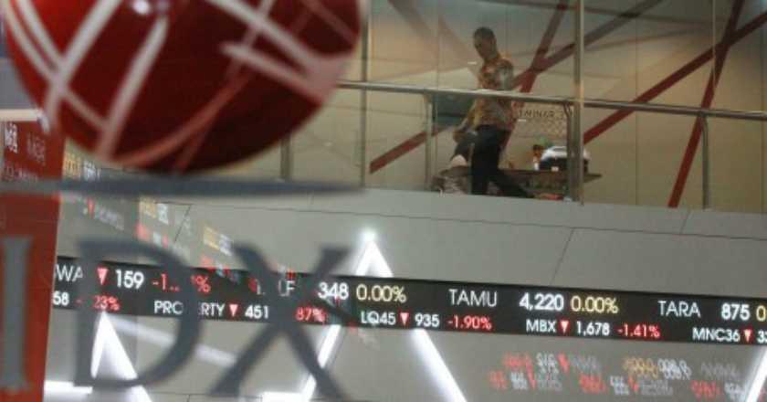 IHSG Melemah 1,3 Persen, Darmin Bantah Sentimen Kisruh Politik
