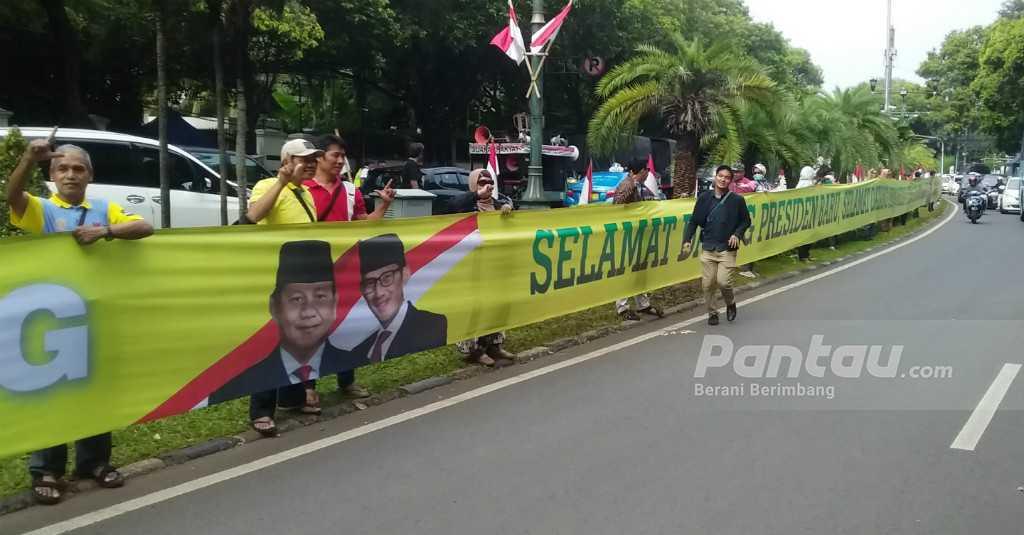 Relawan Prabowo Bentangkan Spanduk 'Selamat Datang Presiden' di KPU
