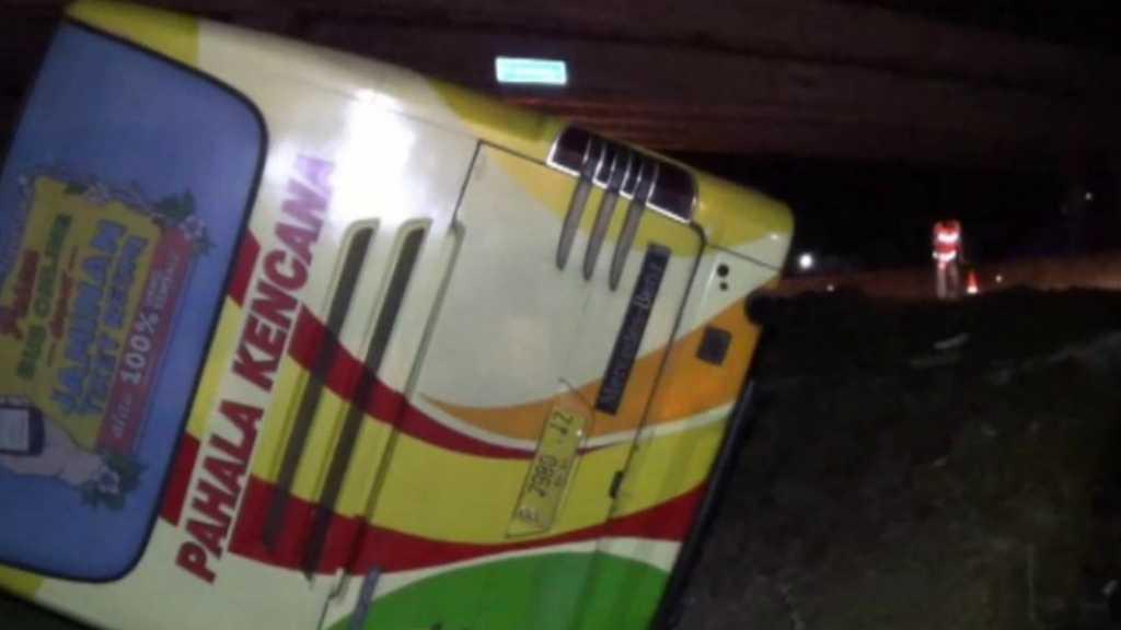 Bus Pahala Kencana vs Truk di Tol Ngawi-Solo, 1 Orang Meregang Nyawa