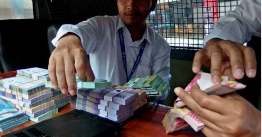 Bak Pemilu, Warga yang Tukarkan Uang Baru Harus Celupkan Jari ke Tinta