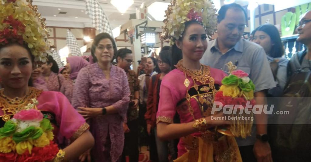 Kenakan Kebaya Bali, Sri Mulyani Curi Perhatian di Dhawafest Pesona