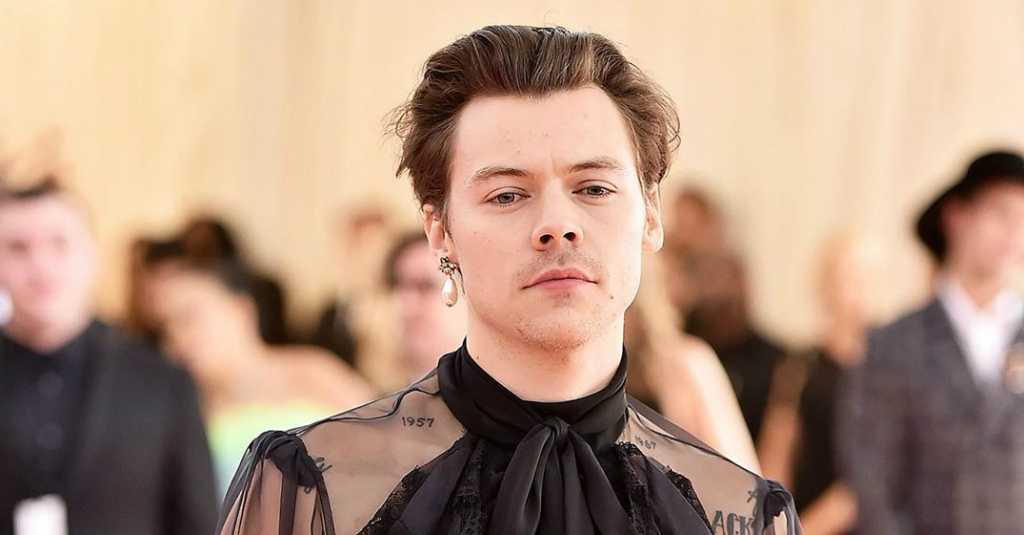 Penampilan 'Feminin' Harry Styles di Met Gala 2019 Disebut Mirip Gay
