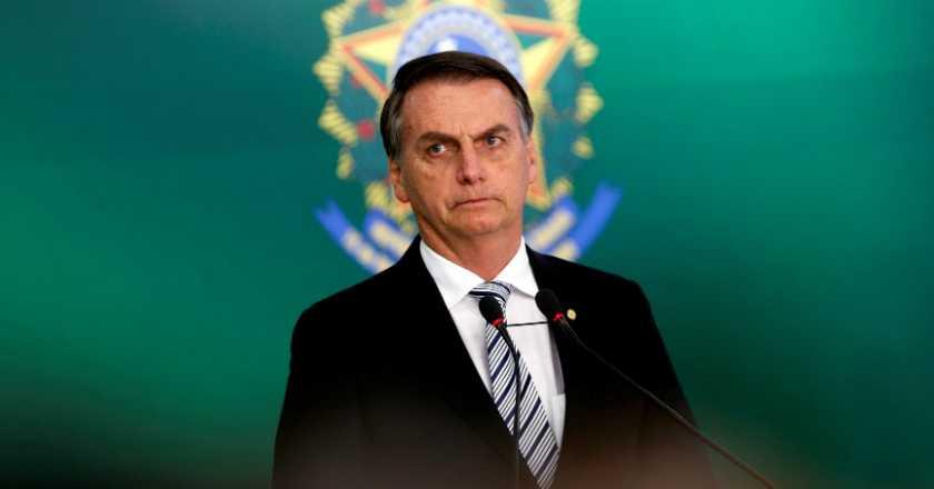 Sah! Presiden Bolsonaro Teken Dekret Permudah Warga Beli Senjata Api