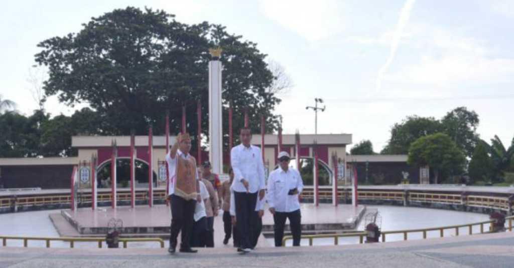 Blusukan Cari Ibu Kota Baru, Jokowi Mampir ke Tugu Soekarno