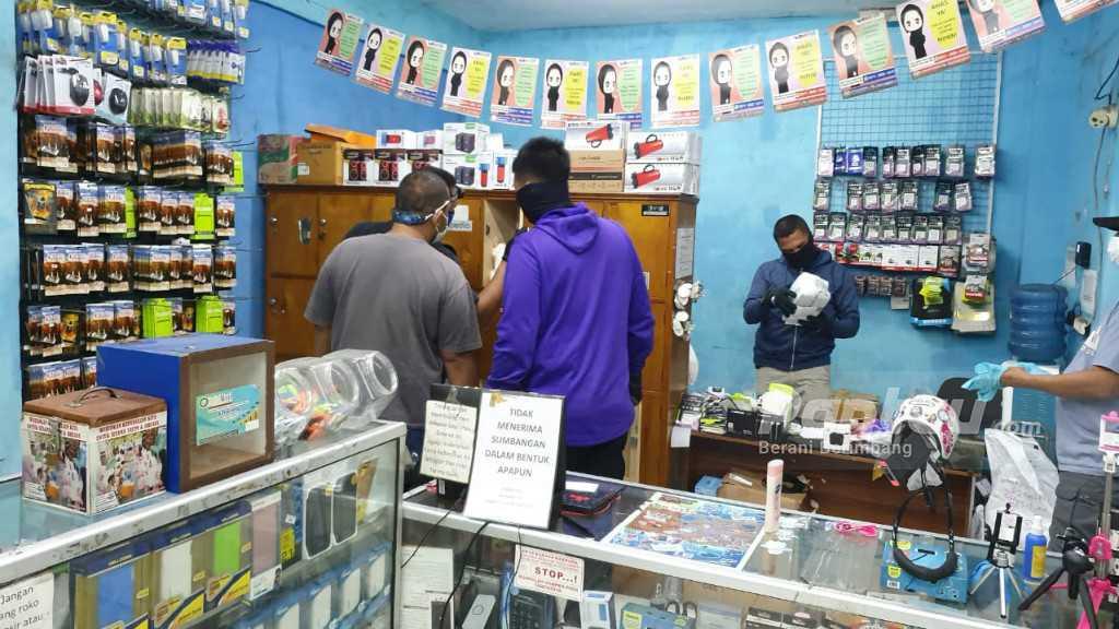 Densus 88 Geledah Konter Handphone di Bekasi, Ini Penampakan Barbuknya