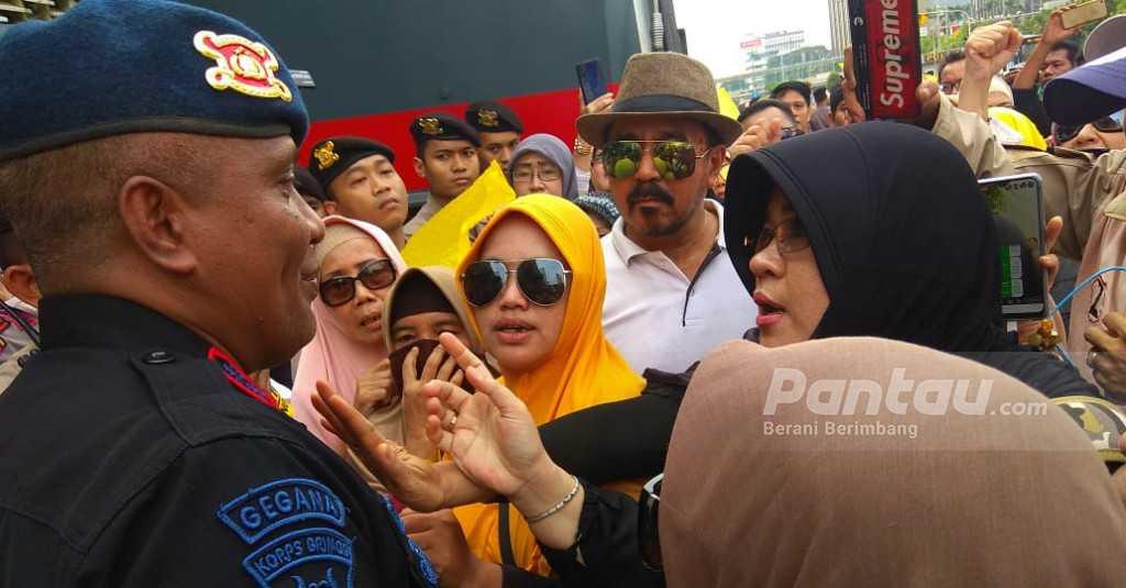 Massa GERAK Geruduk Bawaslu Sembari Kibarkan Bendera Kuning