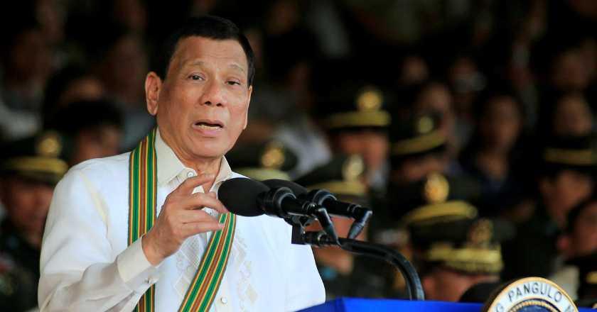 Ketika Kecoa Kiriman Oposisi Mendarat di Bahu Presiden Duterte