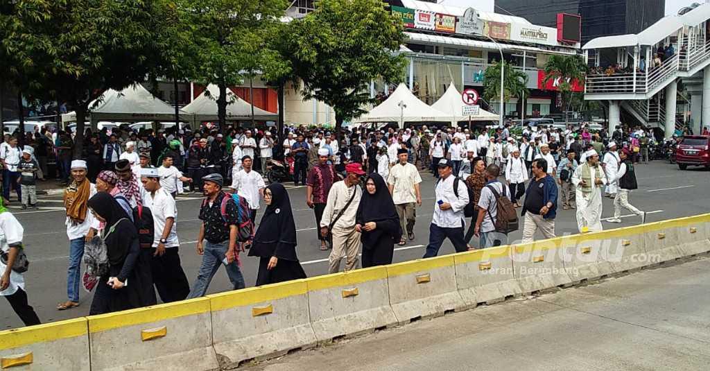 Kibarkan Bendera dan Bertakbir, Massa Pendemo Padati Bawaslu