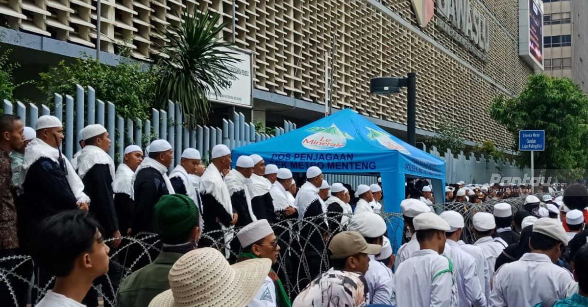 Polisi Bersorban Turut Amankan Aksi Massa di Depan Bawaslu