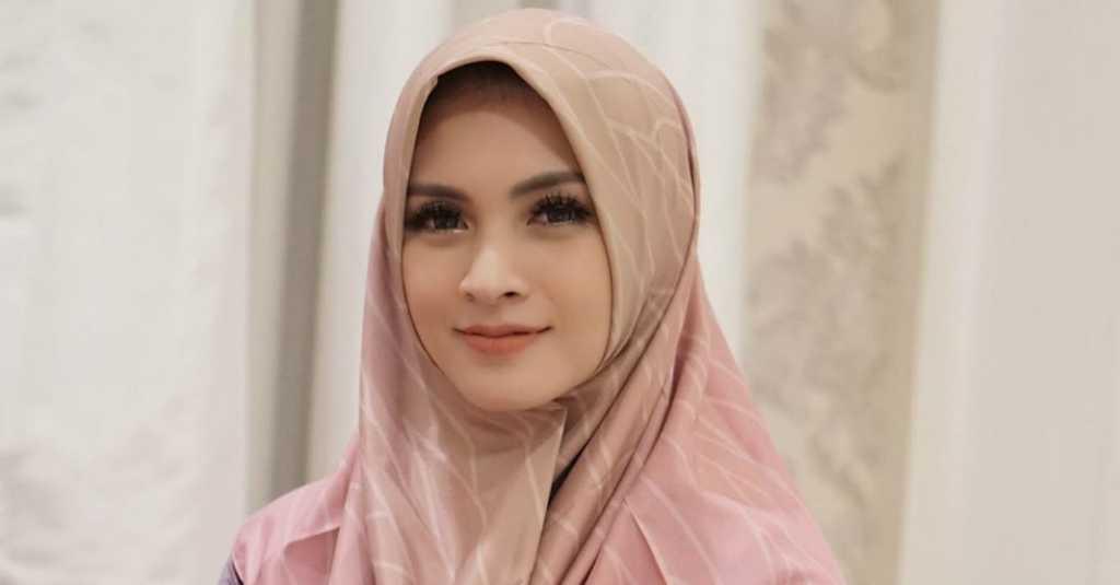 Penuh Tangis, Donita Ceritakan Momen Saat Dirinya Yakin Berhijab
