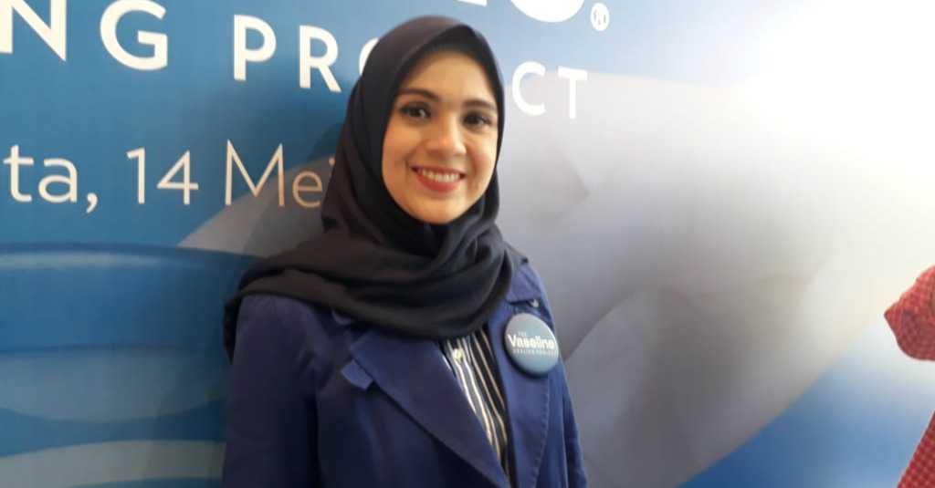Nycta Gina Nyaman dengan Tampilan Hijab Simple