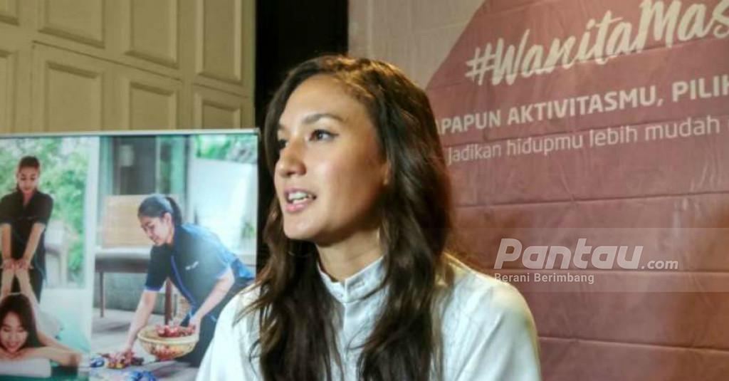 Jenuh Menunggu Suami Pulang Kerja, Nadine Chandrawinata Bisnis Anting