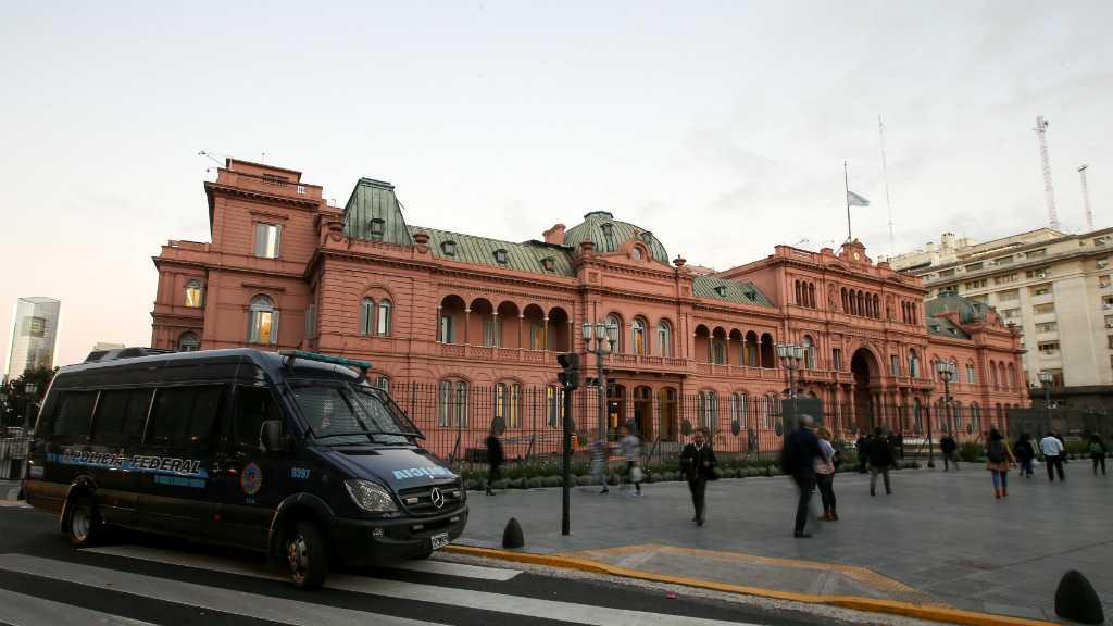 Pria Berpistol dan Bom Ancam Istana Kepresidenan Argentina