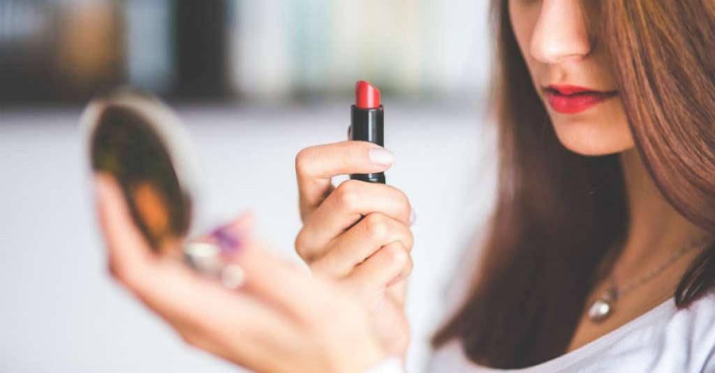 Bukan Bikin Cantik, Lipstik Ternyata Bisa Membuat Bibir Jadi Hitam