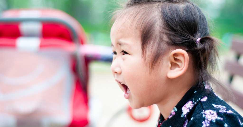 Anak Rewel karena Mau Tumbuh Gigi, Coba Moms Lakukan Ini!