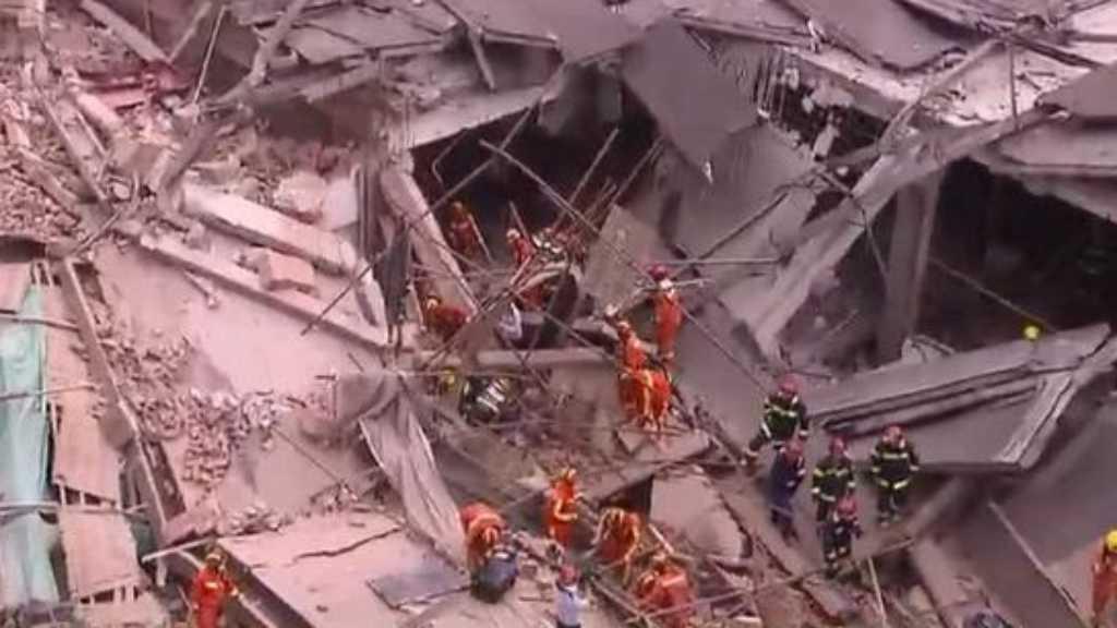 Gedung di Shanghai Ambruk, 20 Orang Terjebak