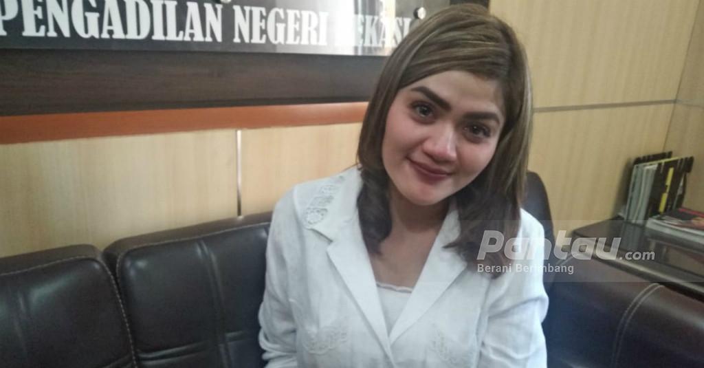 Hilda Vitria Menangis, Hakim Sempat Hentikan Persidangan