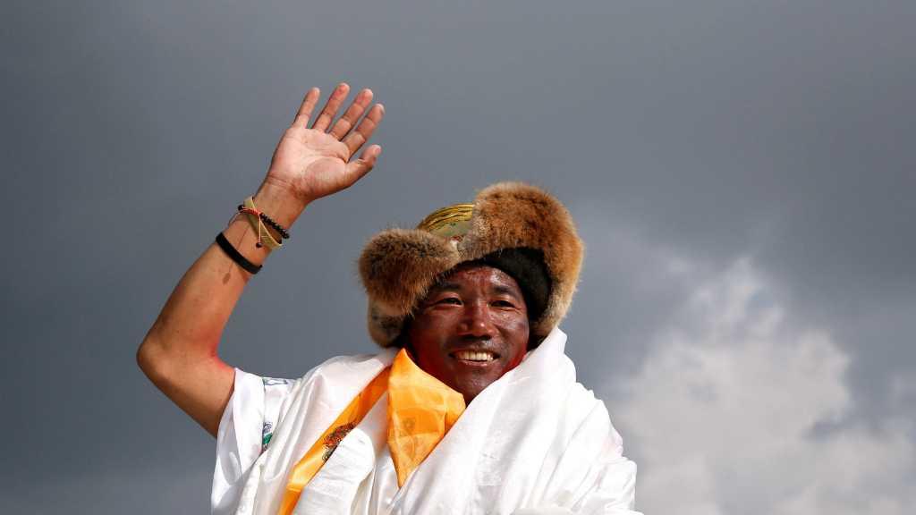 Sherpa Kami Rita Pecahkan Rekor Capai Puncak Everest 23 Kali