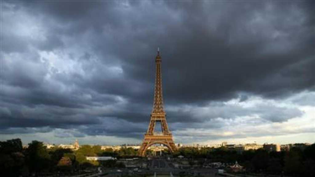 Kacau, Menara Eiffel Dievakuasi Gara-gara Aksi Konyol Pria Ini