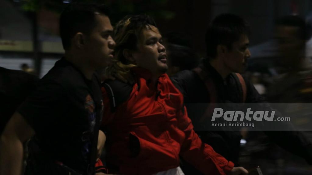 Polisi Amankan Beberapa Pendemo yang Coba Rusak Kawat Berduri