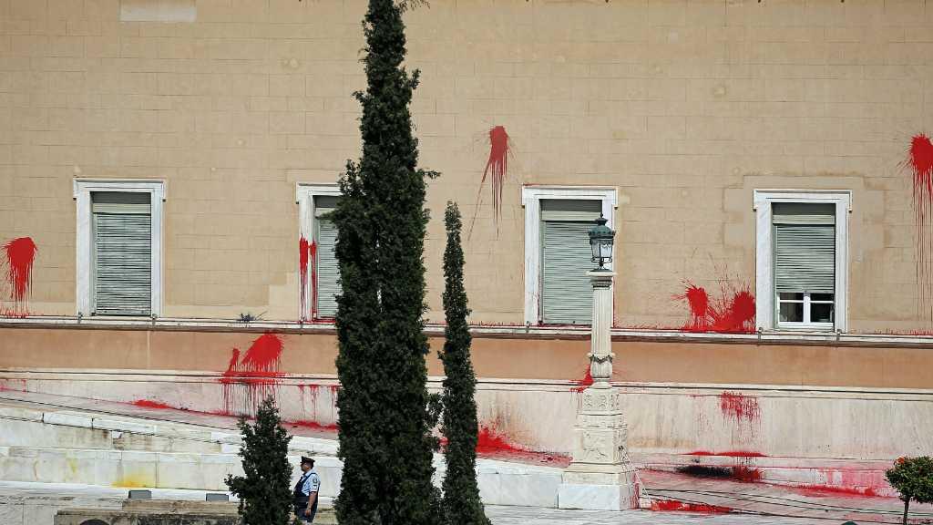 Vandalisme Langka di Yunani, Gedung Parlemen Jadi Sasaran
